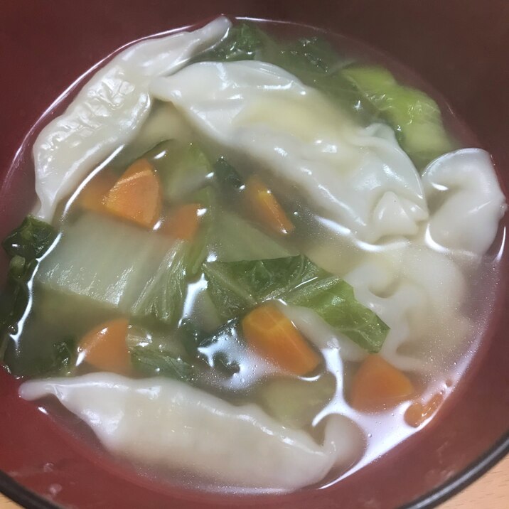 餃子入り中華スープ